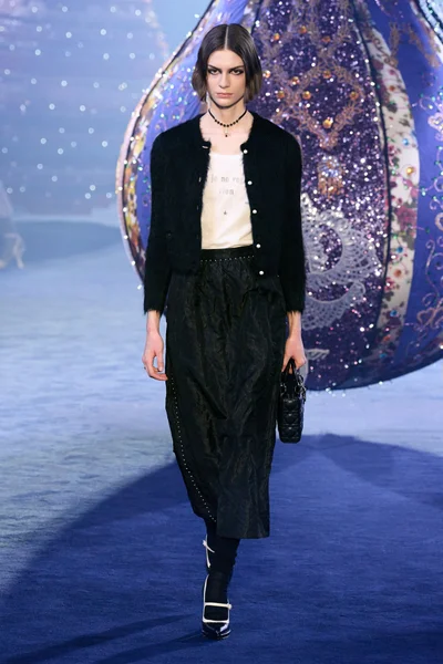 Look 10